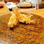 天ぷら もっこす - えび　頭　カリカリの脚とミソの甘みが絶妙
