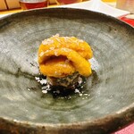 天ぷら もっこす - 至高のウニ　濃厚なウニの甘さと岩塩がアクセントになり何万回でも食べたい、、、衝撃の美味しさでした。