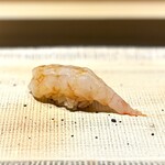 鮨 西崎 - この牡丹海老、これまた最高！
      中に忍ばせるのは、海老味噌と砕いた殻。甘いばかりの牡丹海老じゃなく、コクと後味に香ばしさが加わり、その探究心の素晴らしさが表れた握りです♪