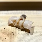 鮨 西崎 - 蛤もまた、逸品です。
      ツメを使わずに、ここにも西崎さんならではの技が隠されています。
      咀嚼している限り、蛤の旨味が広がり続ける楽しい一貫。
