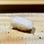 鮨 西崎 - 大将のシグニチャー握り♪
      切り付け、水塩、蒸らしたシャリなど、工夫が髄まで行き届いています。
      泥障烏賊の甘さと、ネタとシャリの一体感を、極限まで楽しめます。