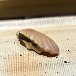 鮨 西崎 - 余韻の香ばしさだった牡丹海老。
      こちらは、藁で燻した香ばしさのインパクトが最初に来る鰆。
      フワッと柔らかい身質が魅力的です。