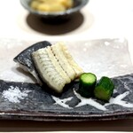 鮨 西崎 - 鰻の白煮の炙り。
      ふんわりとシンプルに、鰻そのものを味わえます。