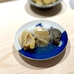 鮨 西崎 - シンプルな酒蒸しですが、これがうまい！
      あまり食べた記憶がありませんが、白バイ貝の肝って、甘さも感じて美味しい。
