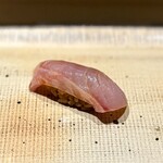 鮨 西崎 - 適度に昆布〆した金目鯛。
      忍ばせた大葉が、金目の香りの後から追いかけてくる、これも見事な握り。