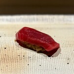 鮨 西崎 - 鮪は塩釜から。
      この赤身、味が濃い！比較的しっかりした身質に、爽やかな酸味も程よくあって、西崎さんの赤身は大好物です♪