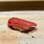 鮨 西崎 - 赤身と同じ個体の中トロなんですが、背鰭の脇の部分だそう。珍しいですね。
      見た目から感じる筋はまったく気にならず、とてもバランスのいいトロです。