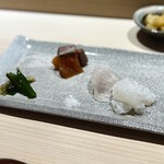 鮨 西崎 - いつもの水蛸と比べると、瑞々しさがかなり弱いかな。
      ただ、このカタクリという山菜がこの季節だけのものだそうで、とても美味♪