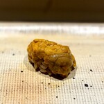 鮨 西崎 - 【追加】なんと！天草から、赤雲丹じゃなくて紫雲丹(^^)
      明らかに、北海道の個性とは異なります。
      苦味さえ感じるような、いい意味での野趣が特徴的。
      思ったよりも、ずっと濃厚です。