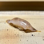 鮨 西崎 - この日一番はこのメヒカリかなぁ。
      深海の小魚。脂乗りは元々いい魚ですが、焼きなどが多くて、鮨ネタでは珍しい。
      ベチャっとしたところが微塵もなく、優しい弾力と、甘み＆旨味の充実が見事。素晴らしい！