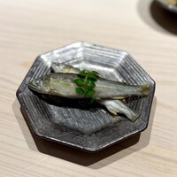 鮨 西崎 - もう稚鮎が出て来ましたか。
                さっぱりと山椒で炊いて、稚鮎の苦味がしっかり感じられます。