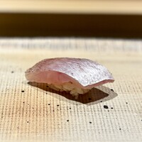 鮨 西崎 - お待ちかねの握りスタート！
                まずは肉厚な春子から。
                その厚さを感じさせない軽〜い握りで、身質の柔らかい春子の魅力が全開です。いきなりめちゃめちゃ美味しい♪