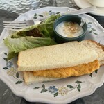 小料理屋 エキュメ - 料理写真:オムレツサンドモーニング　萎びたレタスはドレッシングなし