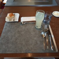 鉄板フレンチ キャトル・セゾン MORI - 僕の頭の中では9,600円のコースだと思っていたけれど
                    『実際』は伊勢海老と鮑
                    和牛ヒレステーキまで食べられて、この金額な
                    
                    ●E Déjeuner　11,900 円
                    
                    となっていた（笑）
