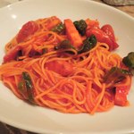 bistro D - バルメニューは、少し大人のナポリタン＋1ドリンク。
      ドリンクは、ボキはワイン、ちびつぬはウーロン茶に。
      ビストロDさんのパスタはどれを食べても間違いなく美味しいけど、
      このナポリタンも絶品だよ！