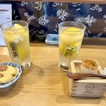 博多天ぷら ながおか - お通し2種と国産冷凍レモンのながおかレモンサワー