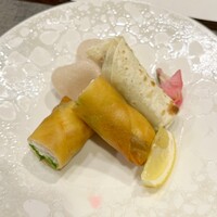 中国料理 豪華 - 北京ダックの巻き物と真鯛と菜の花の春巻き