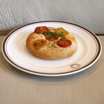 Riz Karuizawa - 포카치아 빨간색과 노란색 토마토, 바질