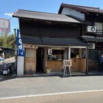 木曽川商店 - お店の外観です。12時には行列できてました