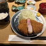 ぶた いながき - 黒の豚リブロースカツ定食。ご飯・豚汁・お漬物が付きます
