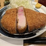 ぶた いながき - 黒の豚リブロースカツ。ボリューム満点