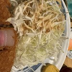 ぶた いながき - キャベツ。さっぱりした胡麻ドレッシングが口直しに最適