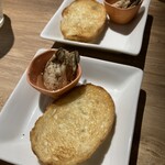 銀座で生牡蠣が美味しい専門店 牡蠣Bar - おつまみ牡蠣と絶妙に焼かれたパン