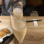 銀座で生牡蠣が美味しい専門店 牡蠣Bar - ビールあとのスパークリングワインボトル。もう一本いけたな