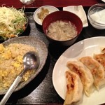 良記餃子酒場 - 餃子半炒飯セット