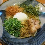 ひっぱり凧 - 油そうめんは半熟卵を絡めて頂きます。
