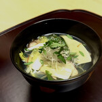 徳ㇵ本也 - ❺蛤と春野菜の沢煮椀
      〜蛤の出汁に、筍、うるい、蕗、ウド、ボウフウ、カンゾウ、牛蒡、人参、椎茸、芹。まるで山菜採りをそのまま沢煮にしたような春の香りの椀物