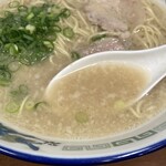 らーめん八 - 見た目ほど脂っこくなくてクリーミー