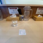 中華ソバ ちゃるめ - 内観　卓上調味料は白胡椒オンリーなとこが自信の表れ