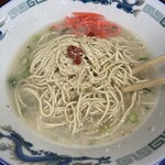 らーめん八 - 紅しょうが、唐辛子みそ、すりごま、胡椒を振って味変