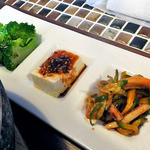 コッテジ - 「石焼ビビンバ コッテジセット」のおかず３種盛り（２０１４年８月）