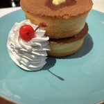 チェリー - ホットケーキセット！厚さとボリュームに間違いなくビックリする。これに、コーヒーか紅茶がついて、800円は驚き。