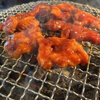 炭火焼肉ホルモン うしごろ 中目黒店 - ホルモンを並べて焼く