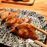 餃子 すぐるや - 一口で食べるのにちょうど良いサイズ！飛び出る肉汁旨し！