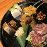 Sasuga Ru Kura - 前菜盛り合わせ2000円。牛のワイン漬け、干しエビおから、ニシン旨煮、板わさ、トウモロコシ、蕎麦味噌、自家製ラタトゥイユ。