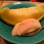 日本料理 とくを - 2014 8 静岡産マスクメロンと山梨の桃 最高の熟れ具合 おそらくクラウンメロン
