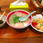 はまよしラーメン - ラーメン、半チャーハン、高菜