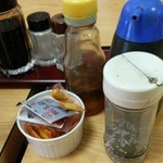 冨士食堂 - 机の上の調味料