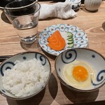 土佐みょうじん - 土佐ジロー生卵とご飯にぬか漬けの図