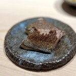 鮨 西崎 - このエボ鯛、最高！
      醤油を塗って炙った皮目はいい香りで、その身はほぼ生状態で旨味がめっちゃ引き出されてる。絶品です！