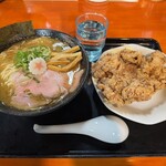 まぐちゃんラーメン - 料理写真:濃魚介豚骨ラーメン（大盛り無料）　880円 ど・デカ唐あげ　500円