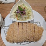 とんかつ成蔵 - コロモが白いです。