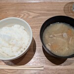 とんかつ成蔵 - とん汁は池袋駅西口の『こうもり』と味噌が似ている気がします。