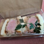 とんかつ成蔵 - 持ち帰り用シャ豚ブリアン2000円、帰りの電車の中で撮影。