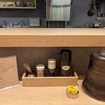 とんかつ成蔵 - 日本料理店のようです。マスタードもあります。