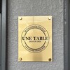 UNE TABLE